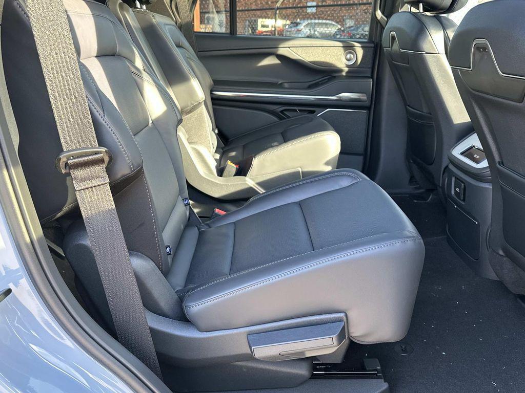 new 2025 Lincoln Navigator car, priced at $102,802