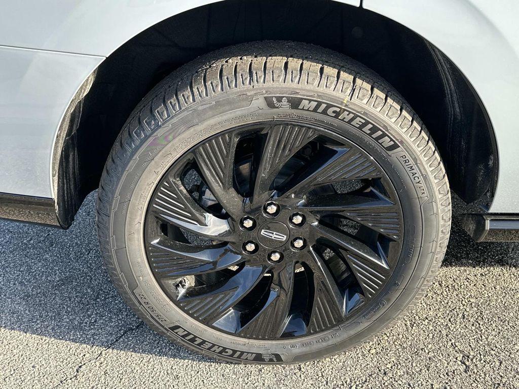 new 2025 Lincoln Navigator car, priced at $102,802