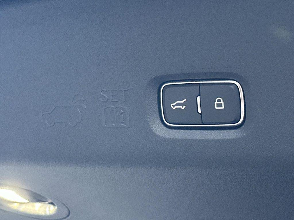 new 2025 Lincoln Navigator car, priced at $105,442