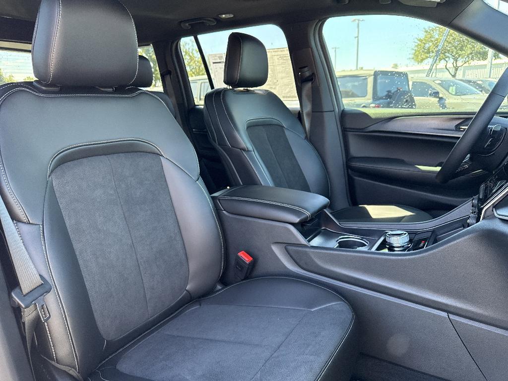 new 2025 Jeep Grand Cherokee car, priced at $45,780