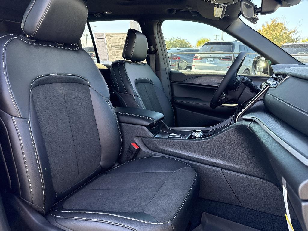 new 2025 Jeep Grand Cherokee car, priced at $44,135