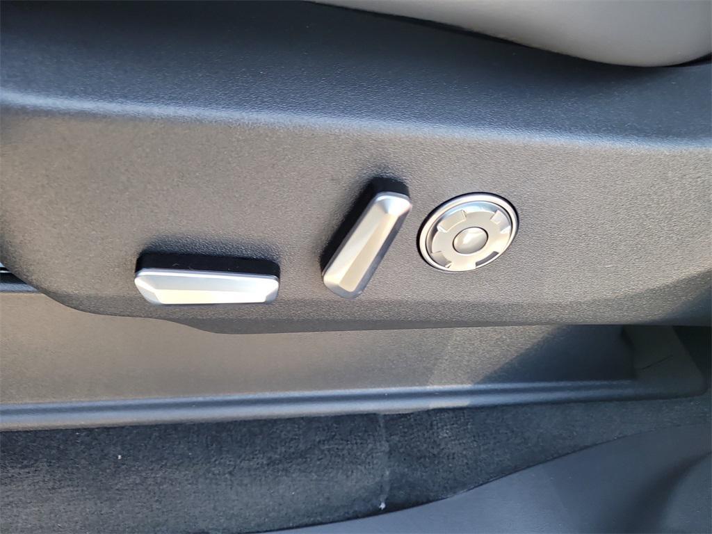 new 2025 Lincoln Navigator car, priced at $102,977