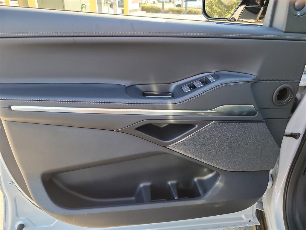 new 2025 Lincoln Navigator car, priced at $102,977