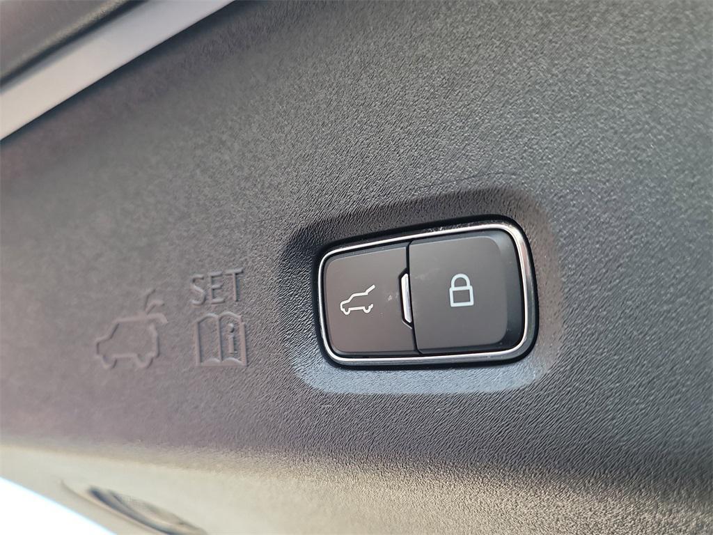 new 2025 Lincoln Navigator car, priced at $102,977