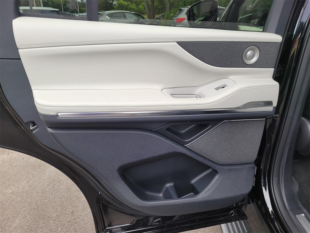 new 2025 Lincoln Navigator car, priced at $92,793