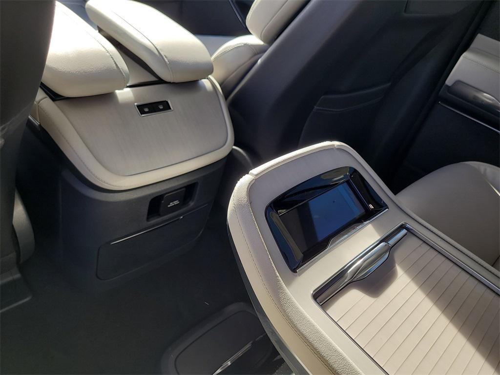 new 2025 Lincoln Navigator car, priced at $98,754