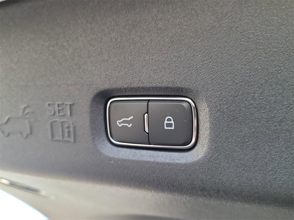 new 2025 Lincoln Navigator car, priced at $100,566