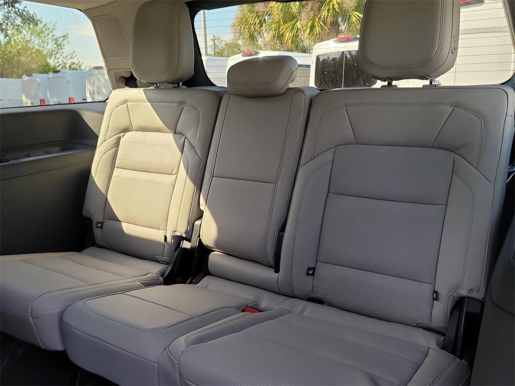 new 2025 Lincoln Navigator car, priced at $100,566