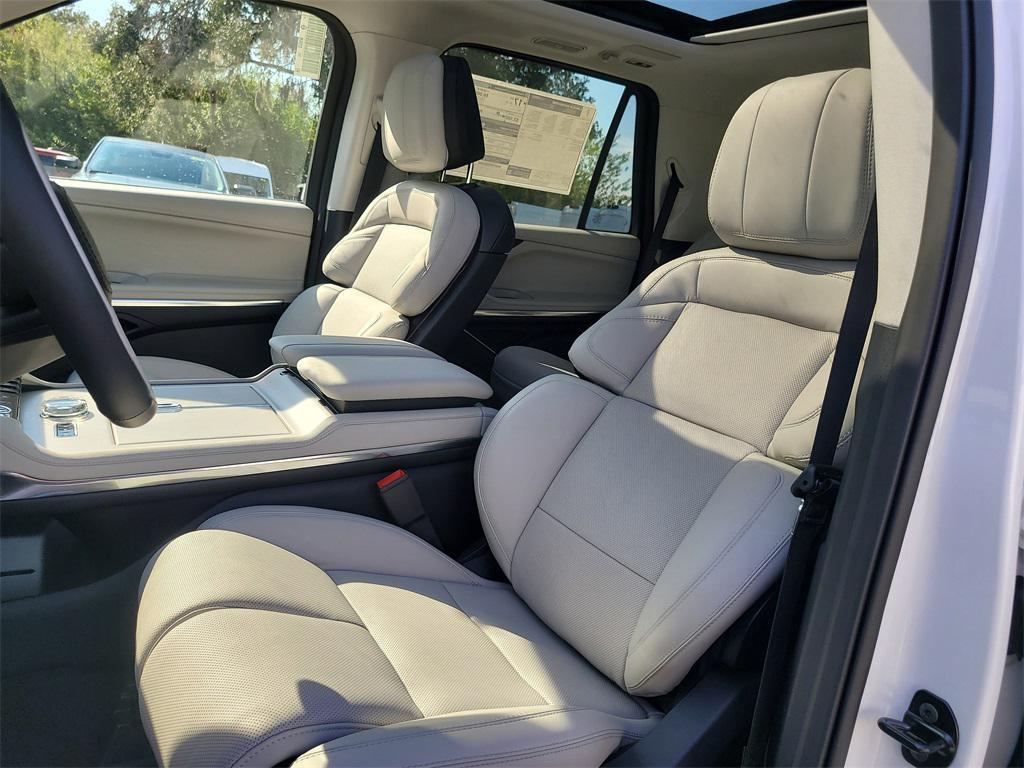 new 2025 Lincoln Navigator car, priced at $100,566