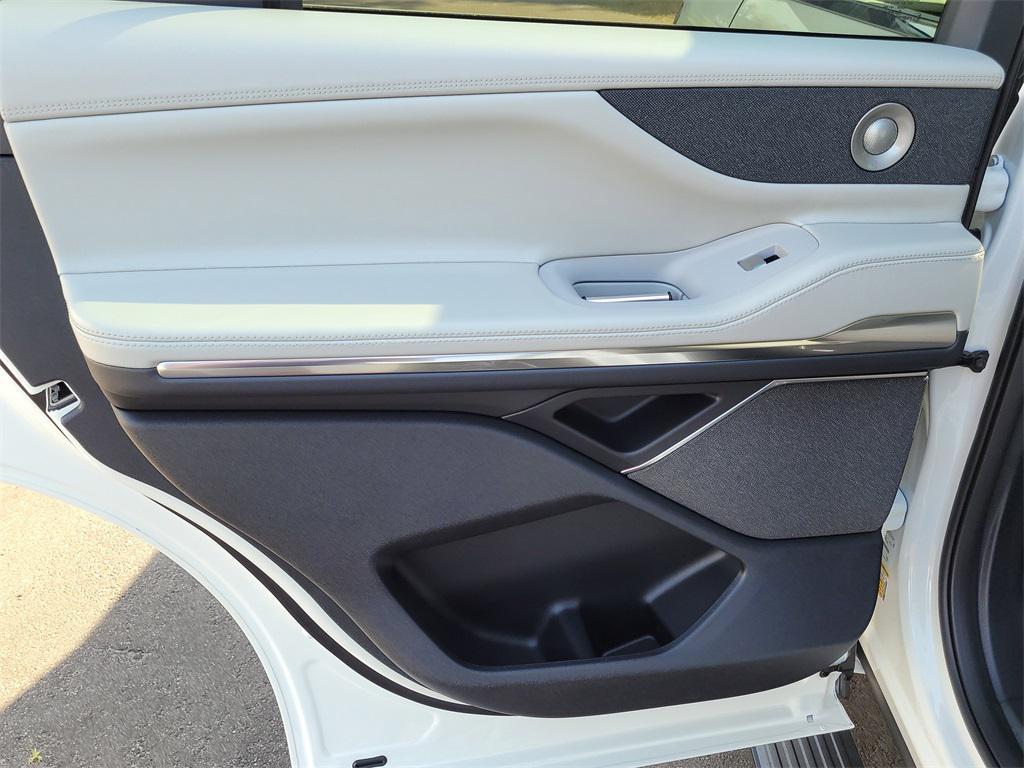 new 2025 Lincoln Navigator car, priced at $100,566