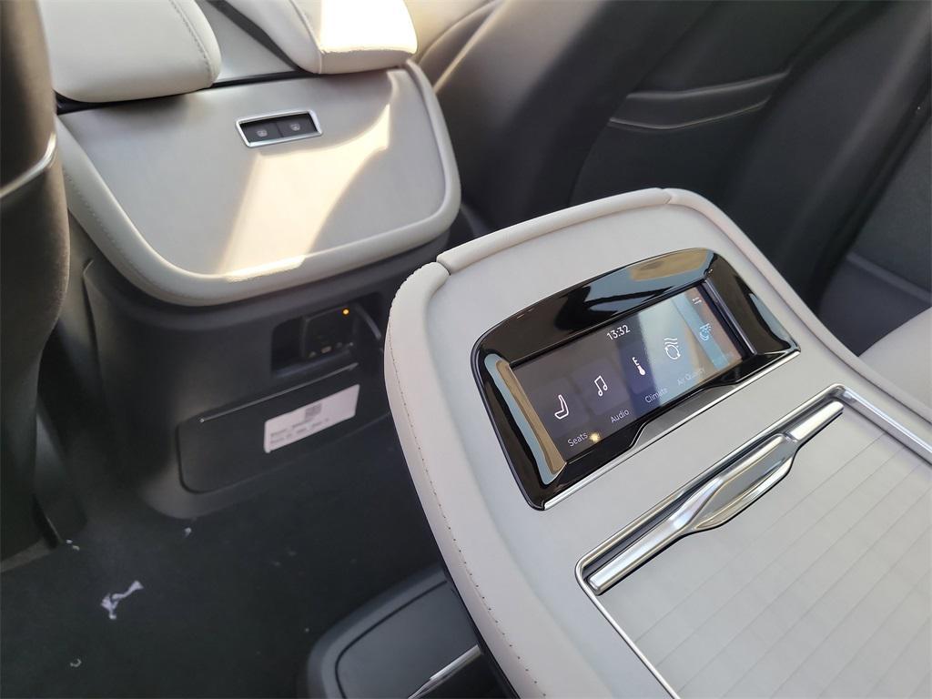 new 2025 Lincoln Navigator car, priced at $100,566