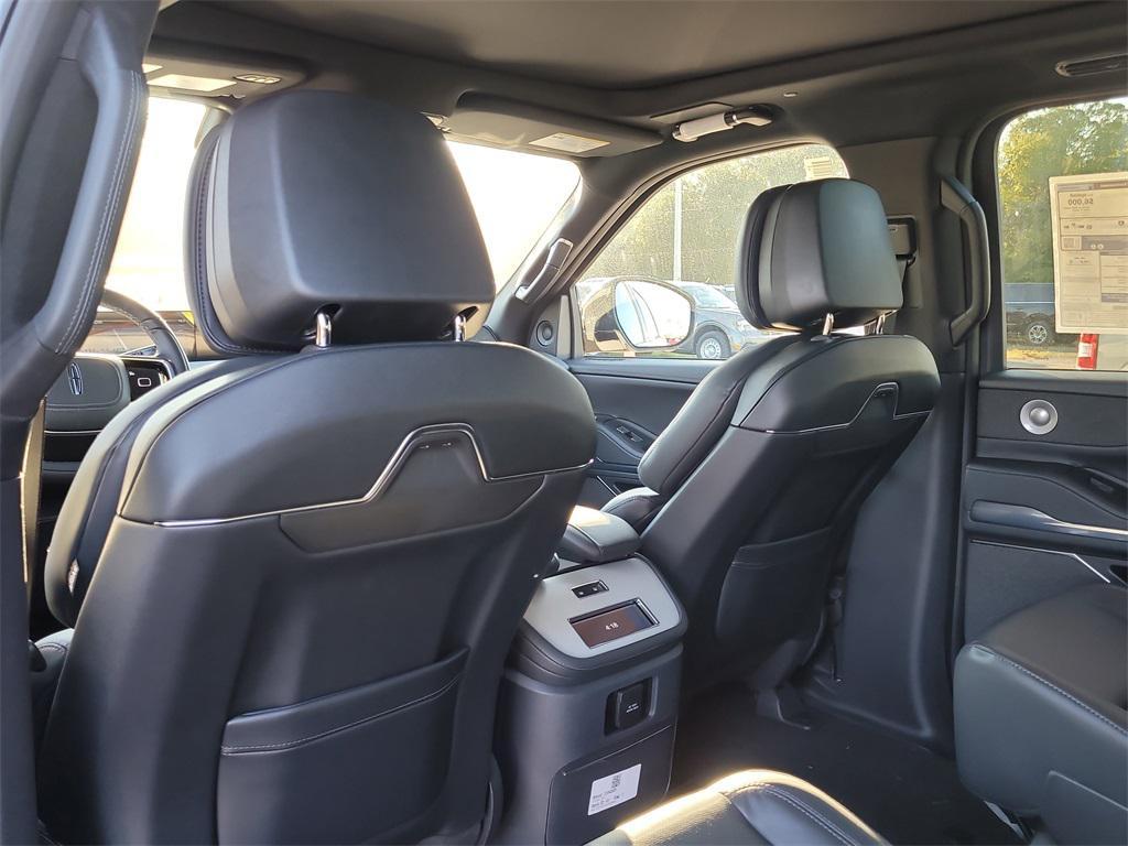 new 2025 Lincoln Navigator car, priced at $98,622