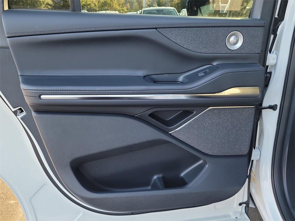 new 2025 Lincoln Navigator car, priced at $98,622