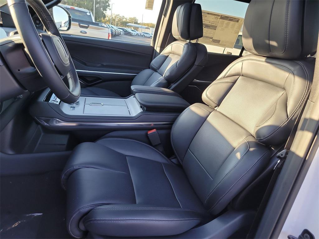 new 2025 Lincoln Navigator car, priced at $98,622