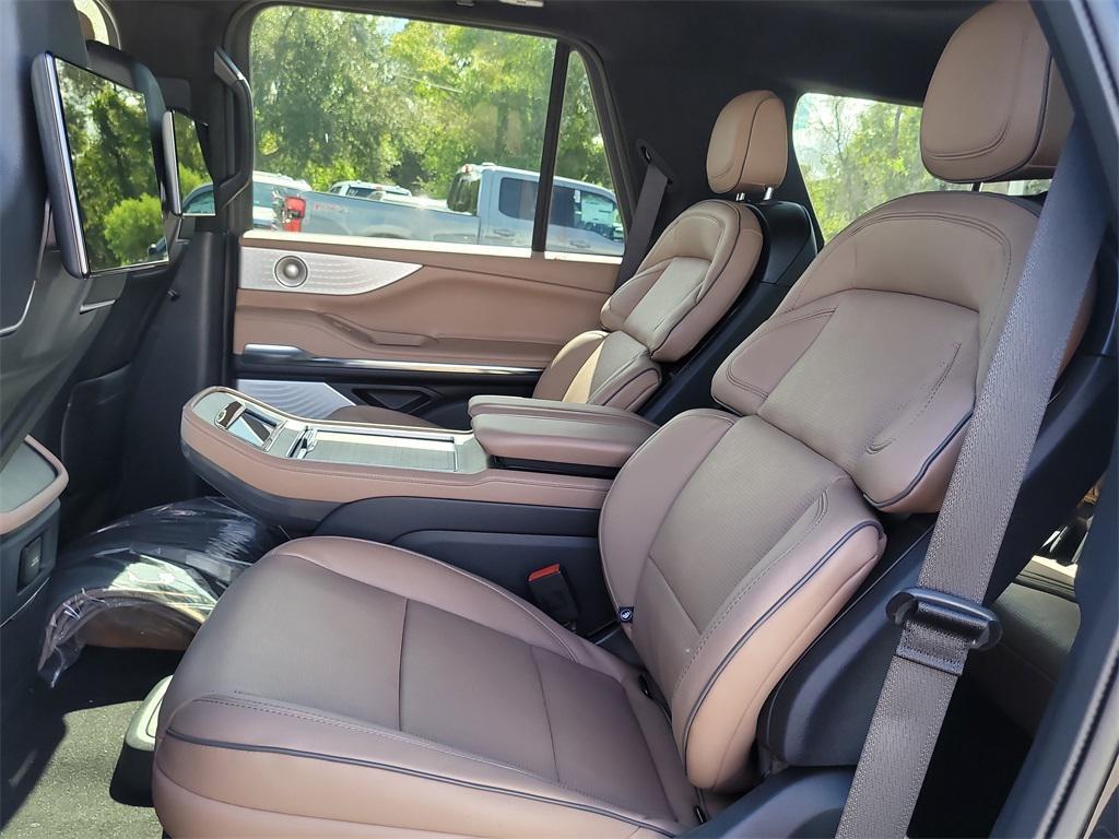 new 2025 Lincoln Navigator car, priced at $106,589