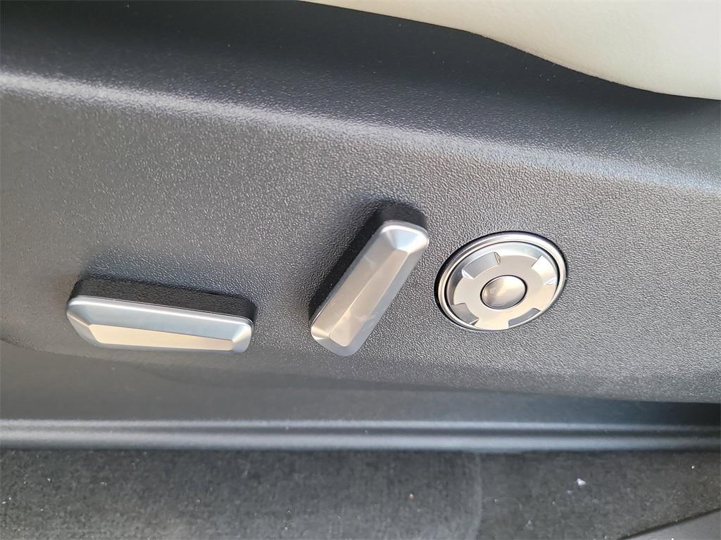 new 2025 Lincoln Navigator car, priced at $124,085