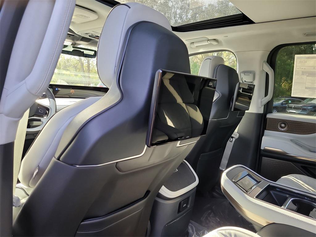 new 2025 Lincoln Navigator car, priced at $124,085