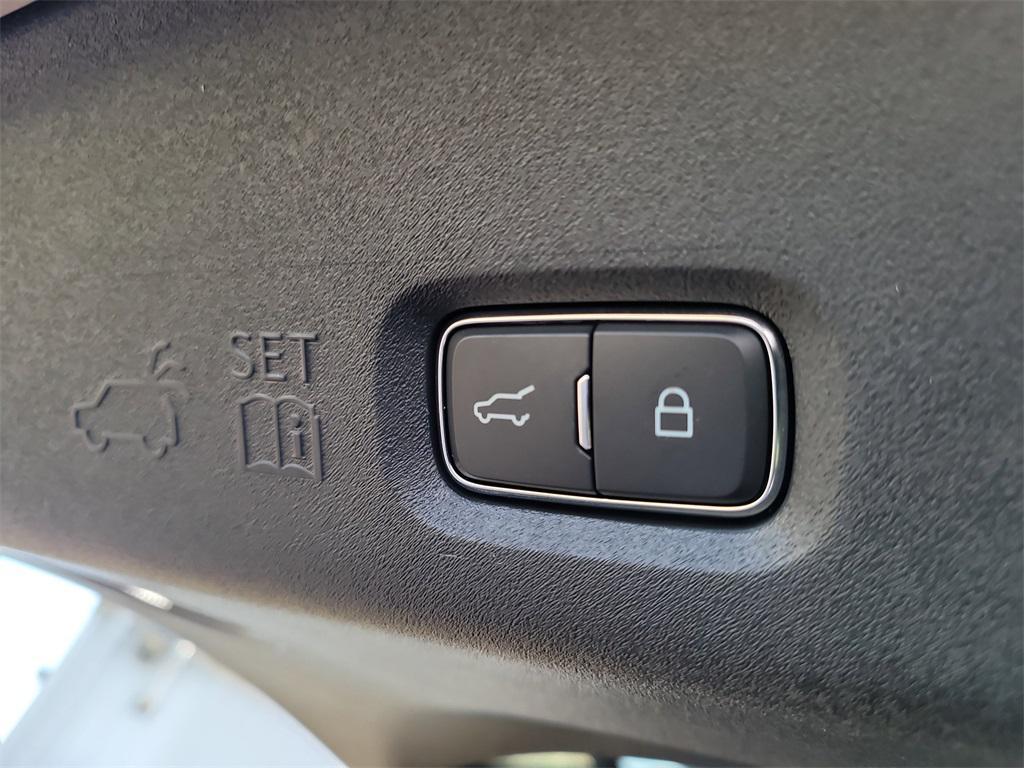 new 2025 Lincoln Navigator car, priced at $124,085