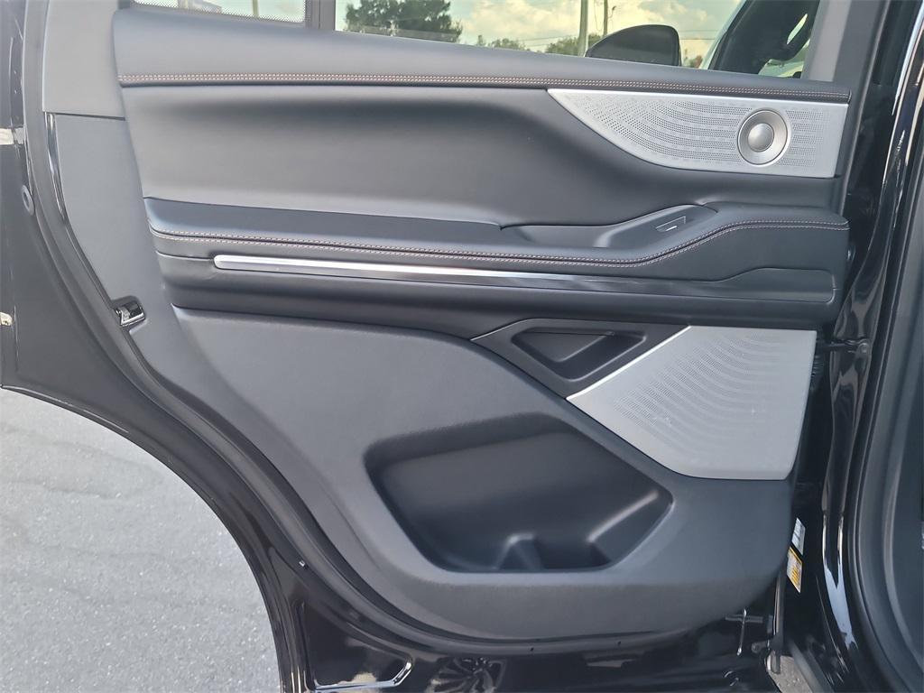 new 2025 Lincoln Navigator car, priced at $106,941