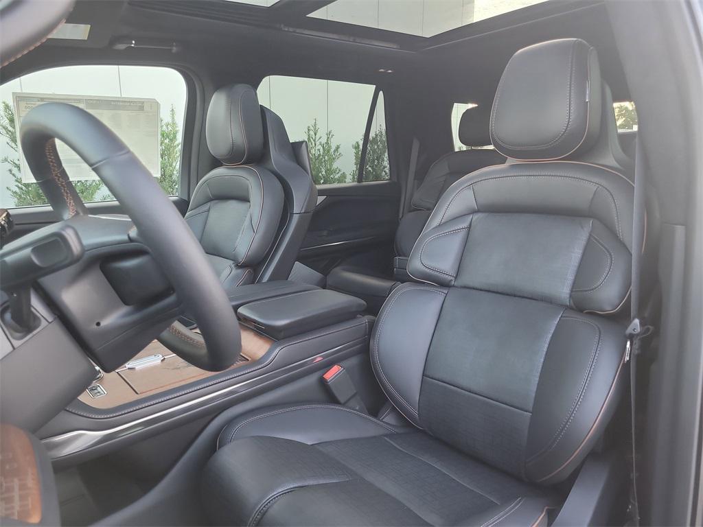 new 2025 Lincoln Navigator car, priced at $106,941