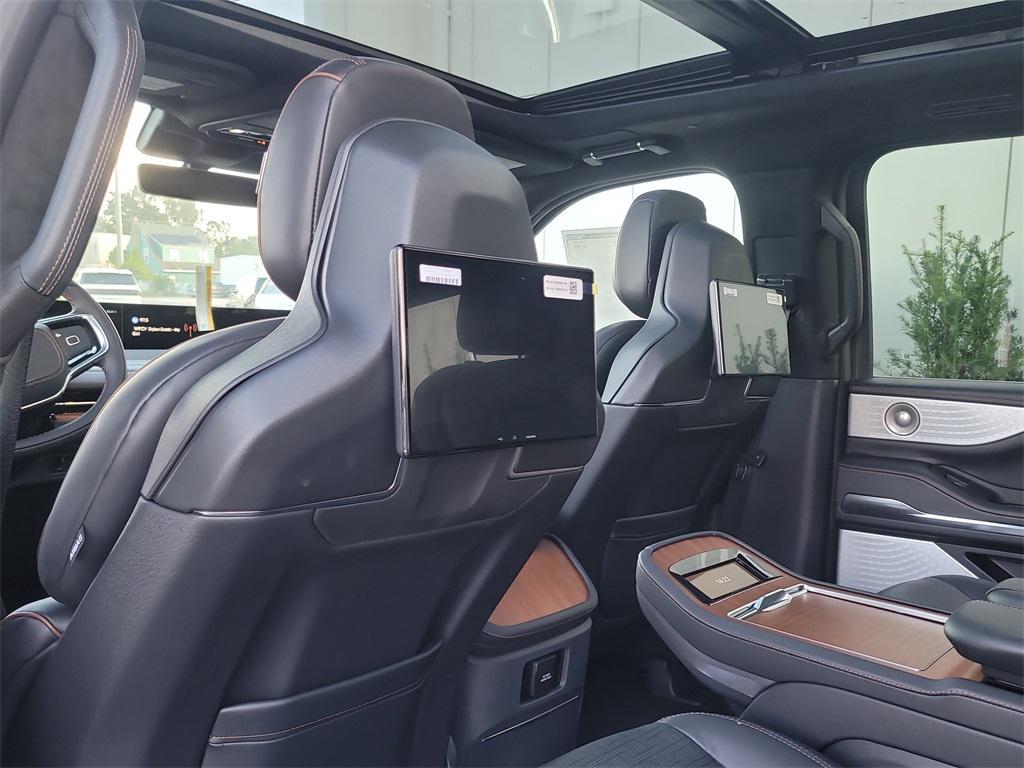 new 2025 Lincoln Navigator car, priced at $106,941