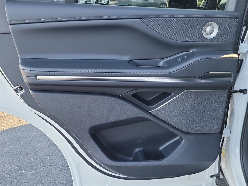 new 2025 Lincoln Navigator car, priced at $98,467