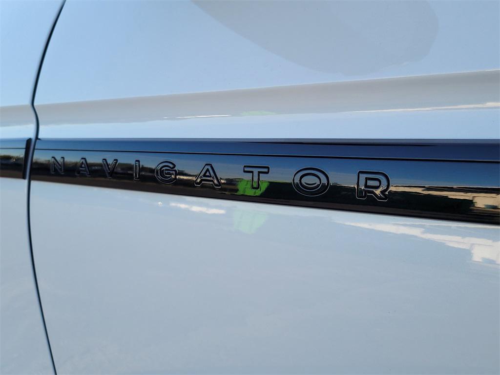 new 2025 Lincoln Navigator car, priced at $98,467