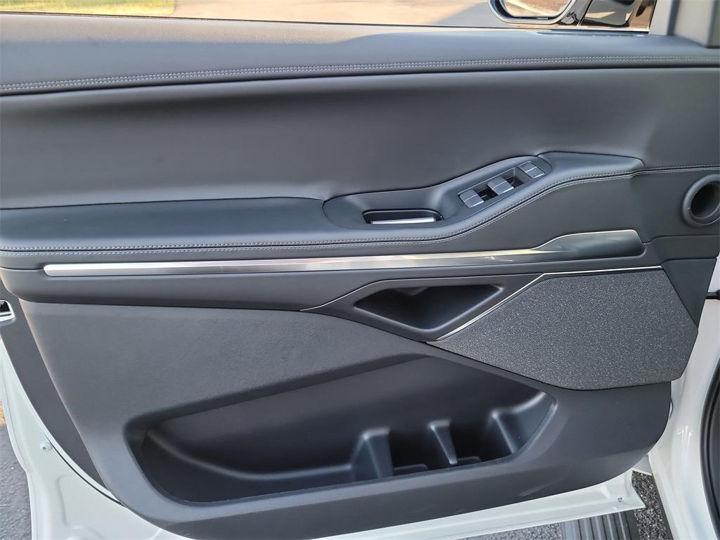 new 2025 Lincoln Navigator car, priced at $98,467