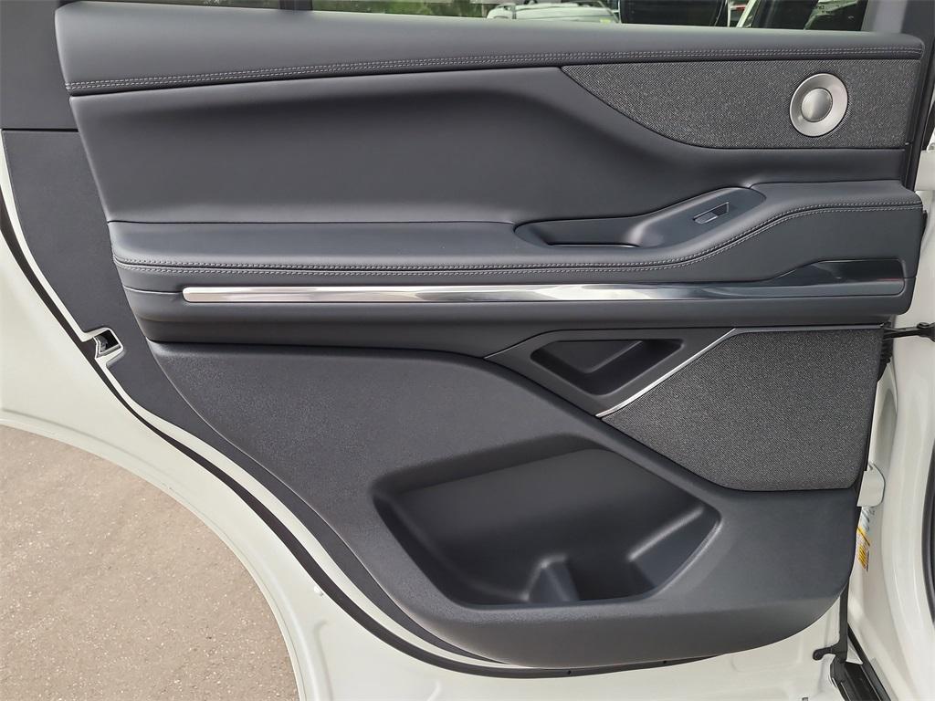 new 2025 Lincoln Navigator car, priced at $92,977