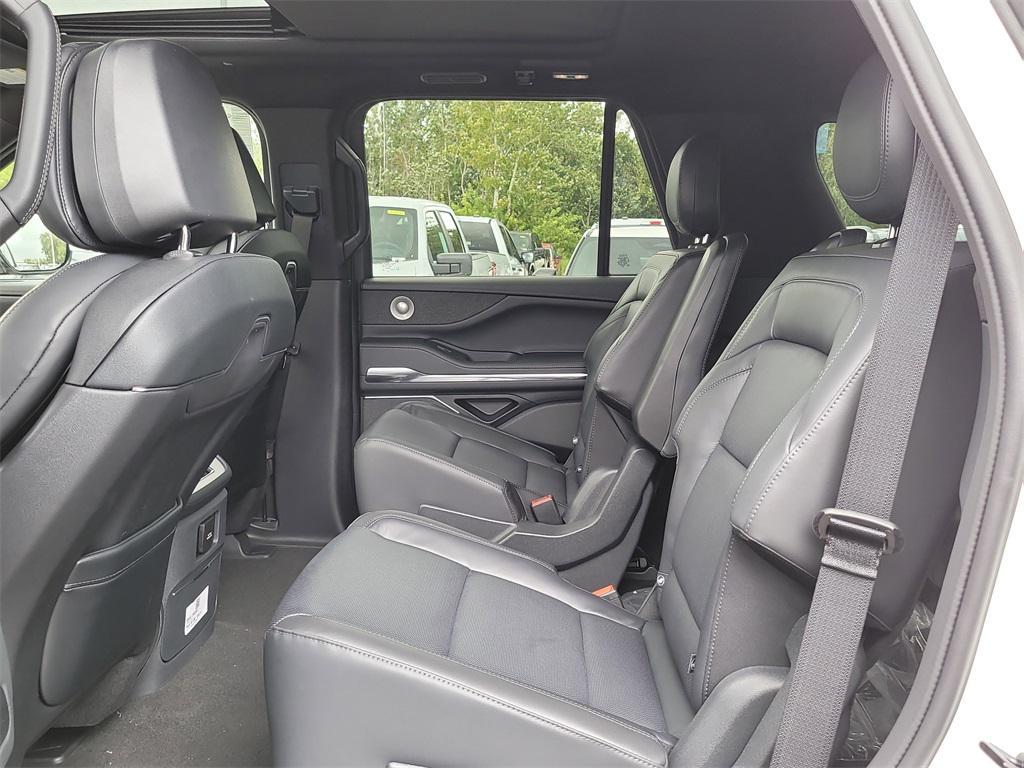 new 2025 Lincoln Navigator car, priced at $92,977