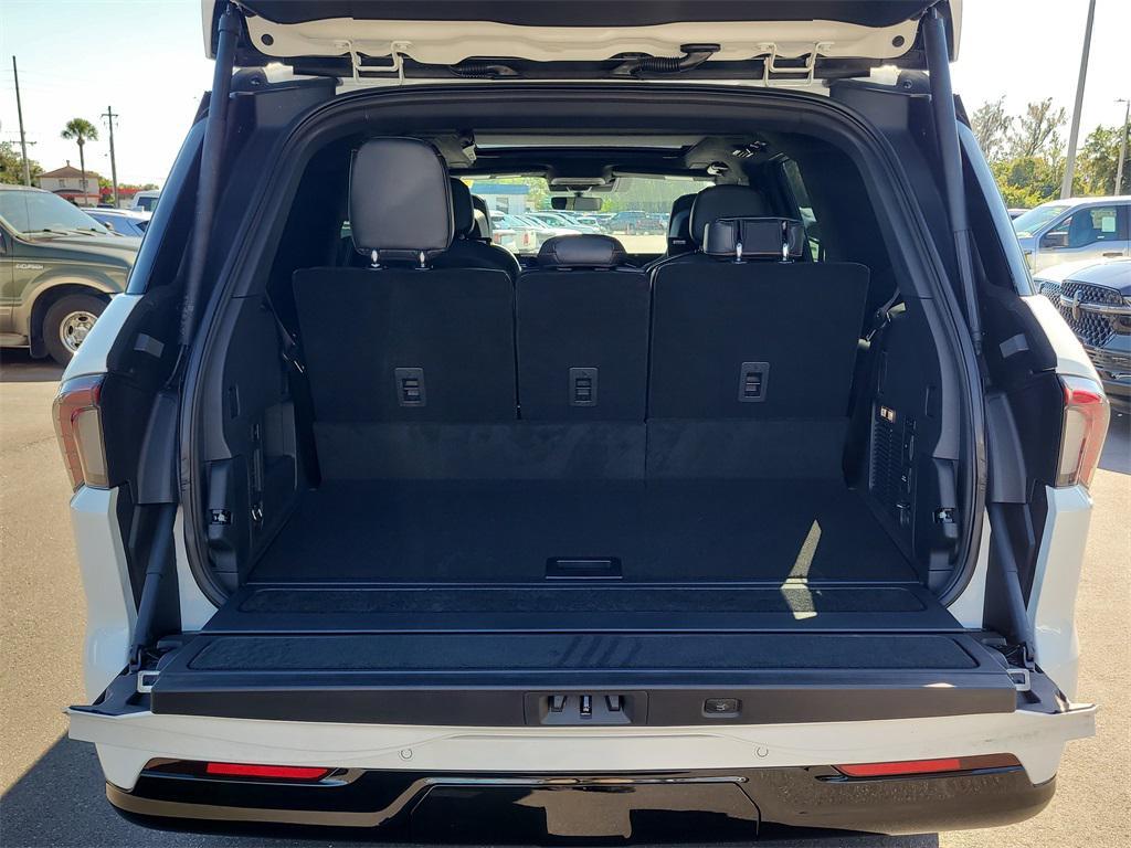 new 2025 Lincoln Navigator car, priced at $106,923