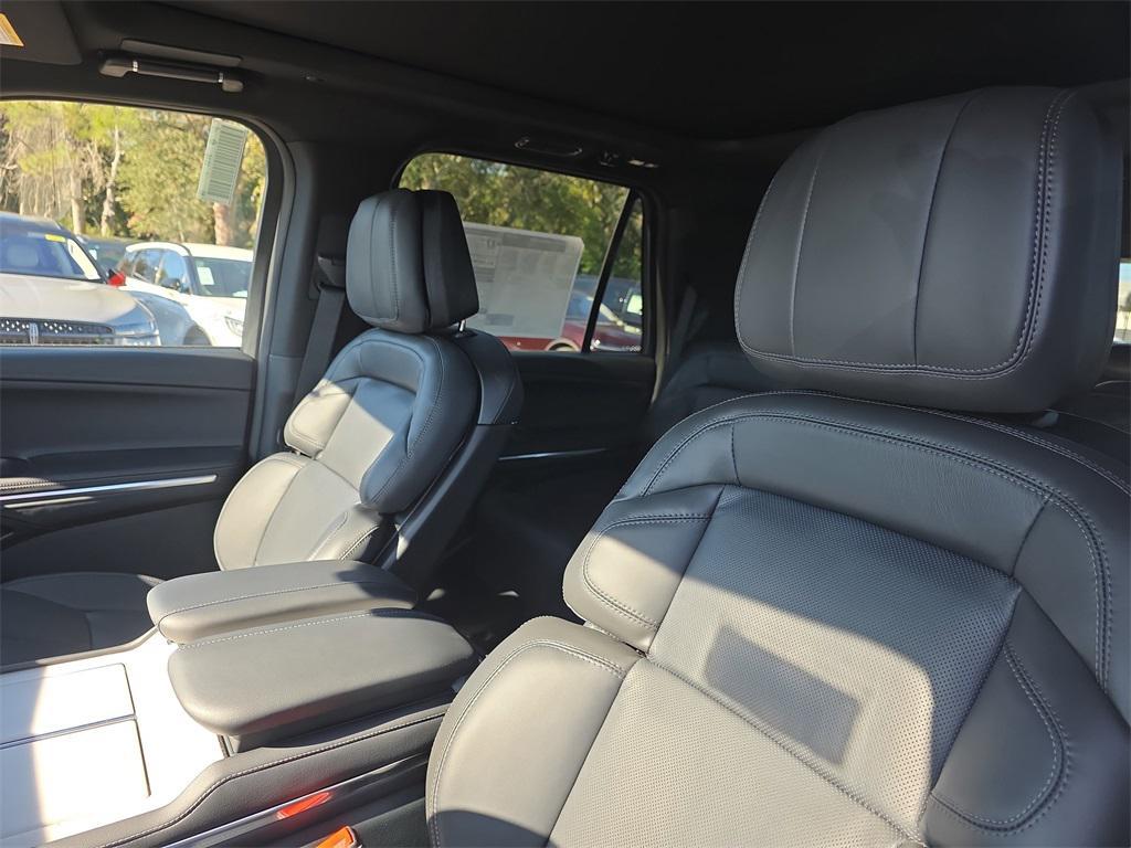 new 2025 Lincoln Navigator car, priced at $100,566