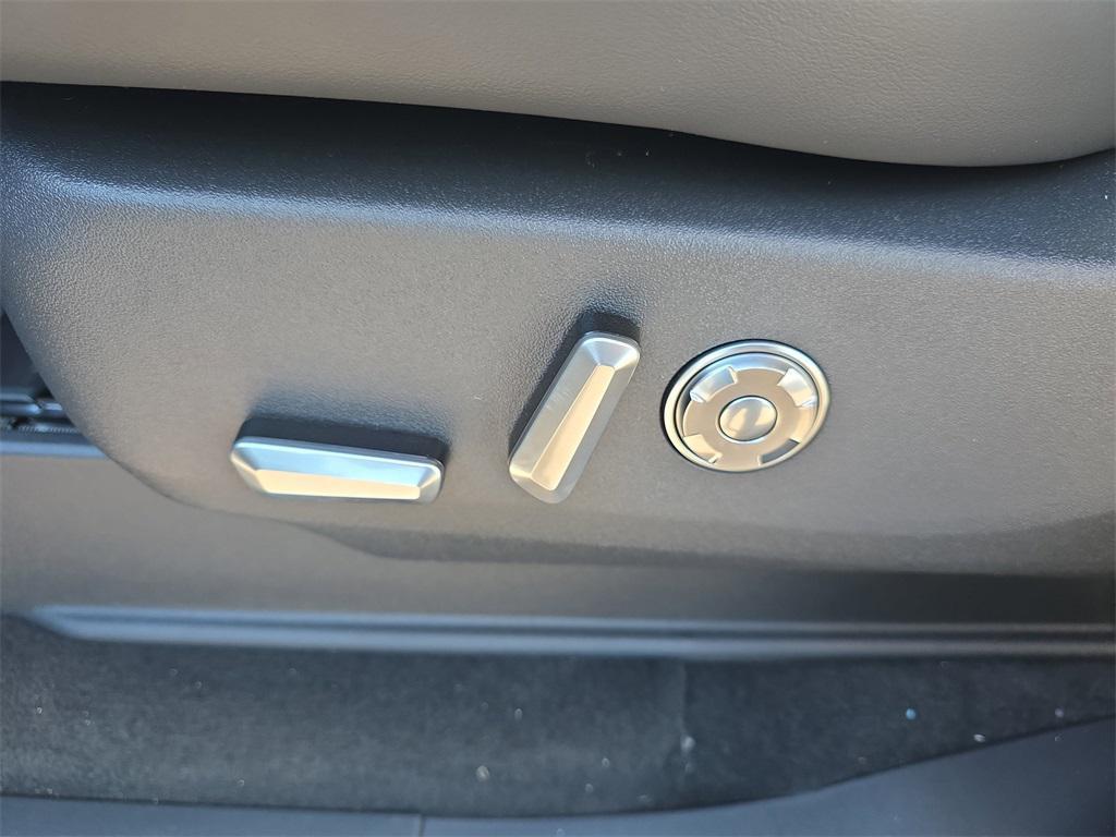 new 2025 Lincoln Navigator car, priced at $100,566