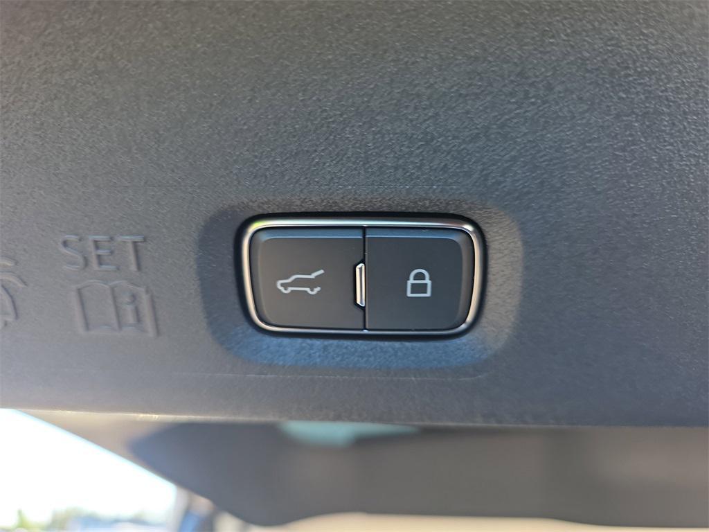 new 2025 Lincoln Navigator car, priced at $100,566