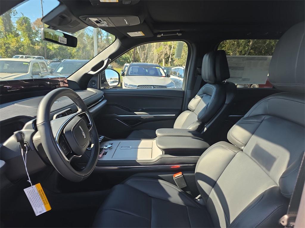 new 2025 Lincoln Navigator car, priced at $100,566