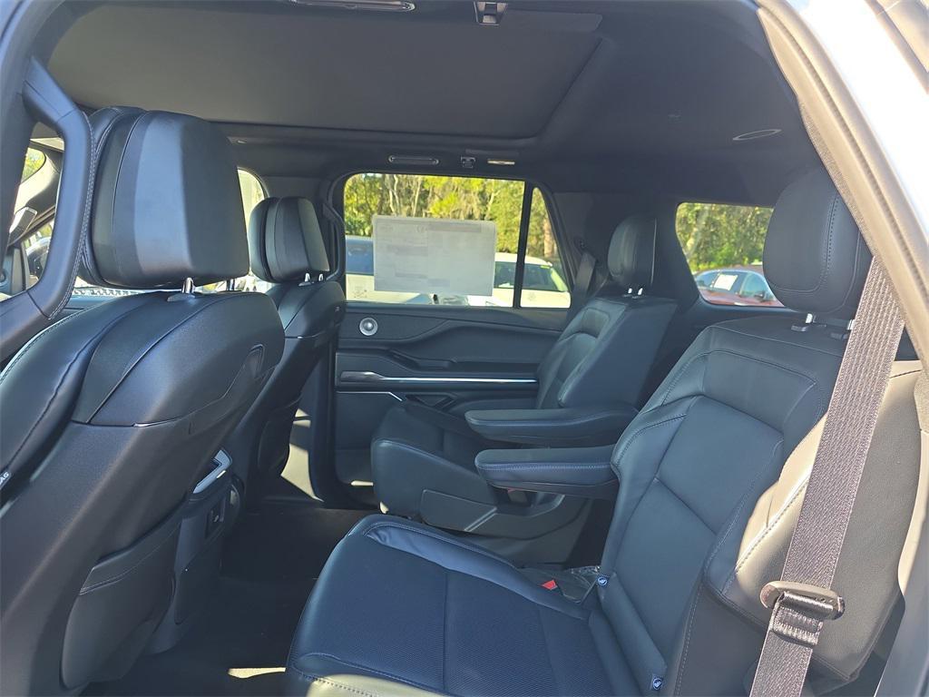 new 2025 Lincoln Navigator car, priced at $100,566