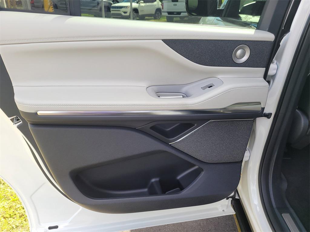 new 2025 Lincoln Navigator car, priced at $98,755