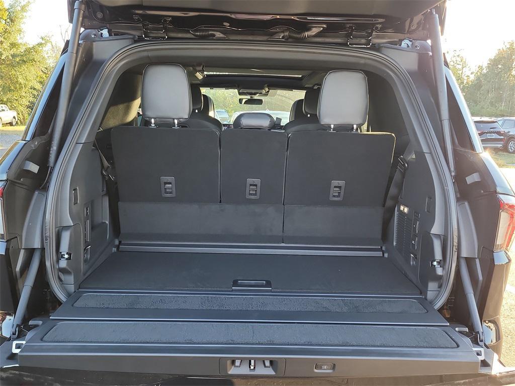 new 2025 Lincoln Navigator car, priced at $97,927