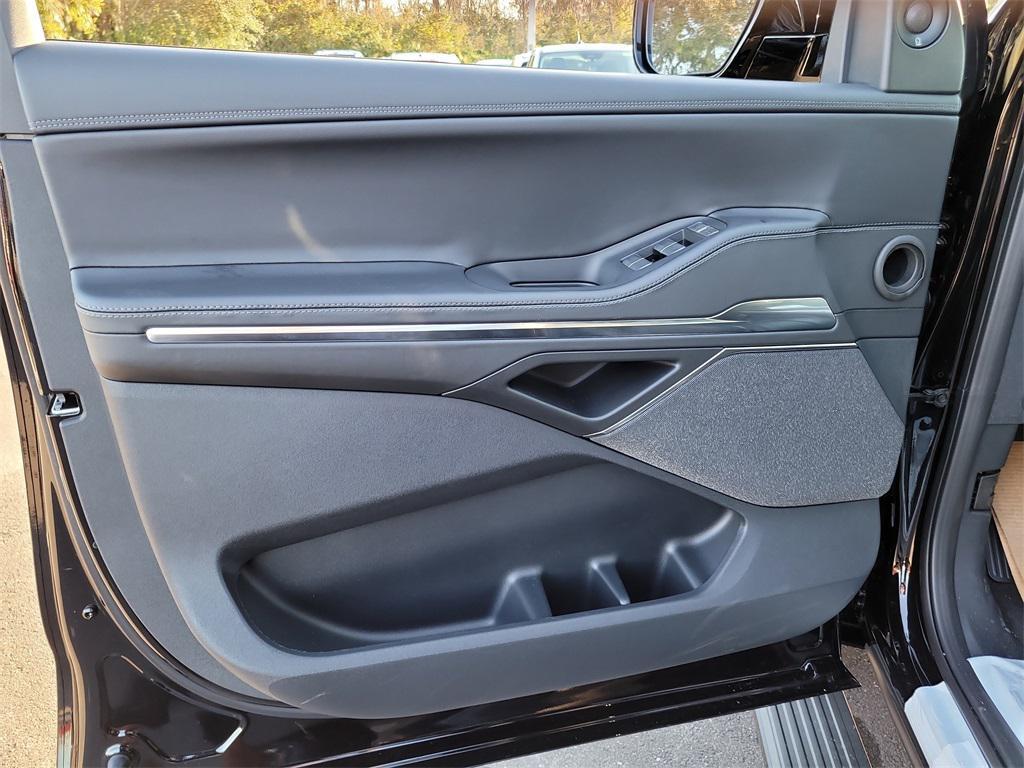 new 2025 Lincoln Navigator car, priced at $97,927