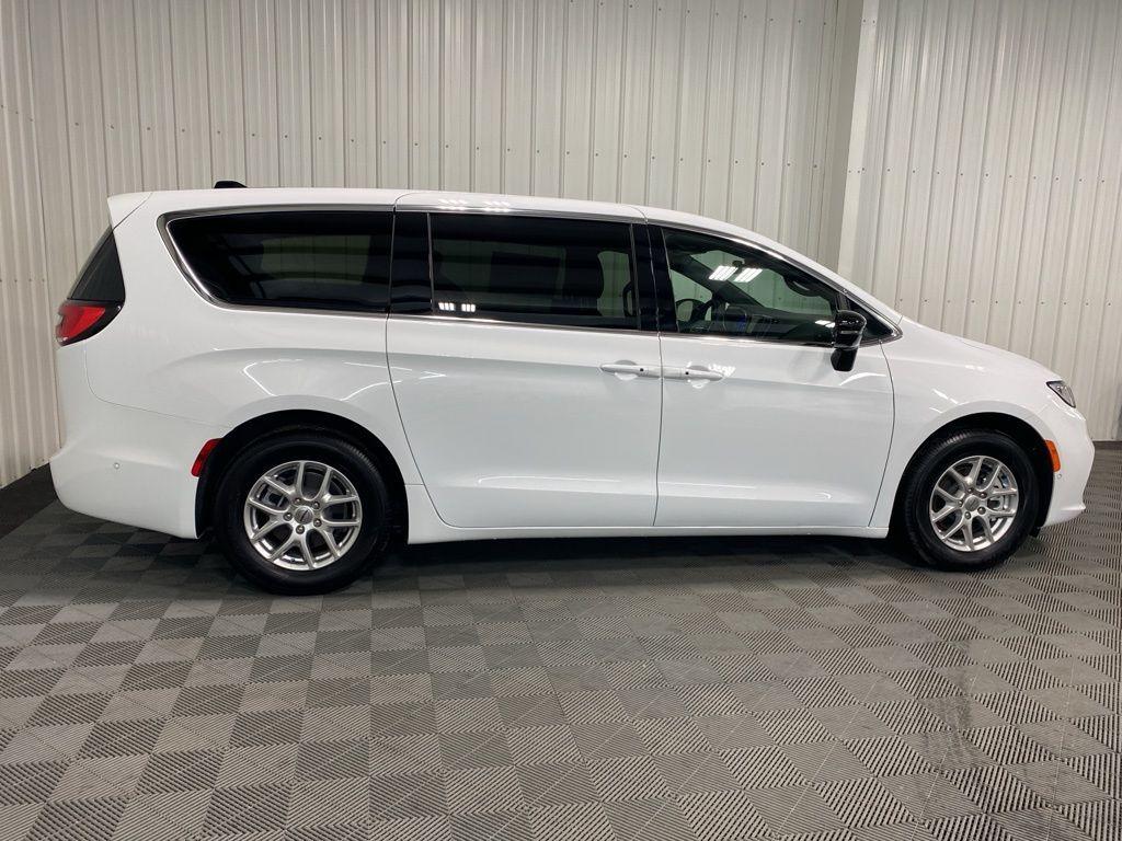 new 2025 Chrysler Pacifica car, priced at $38,927