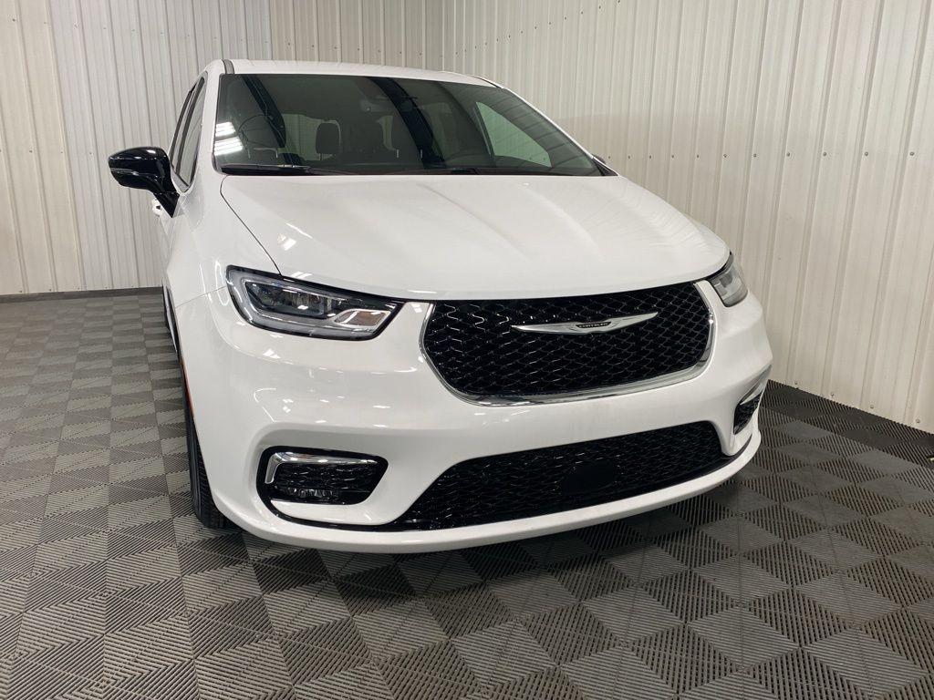 new 2025 Chrysler Pacifica car, priced at $38,927
