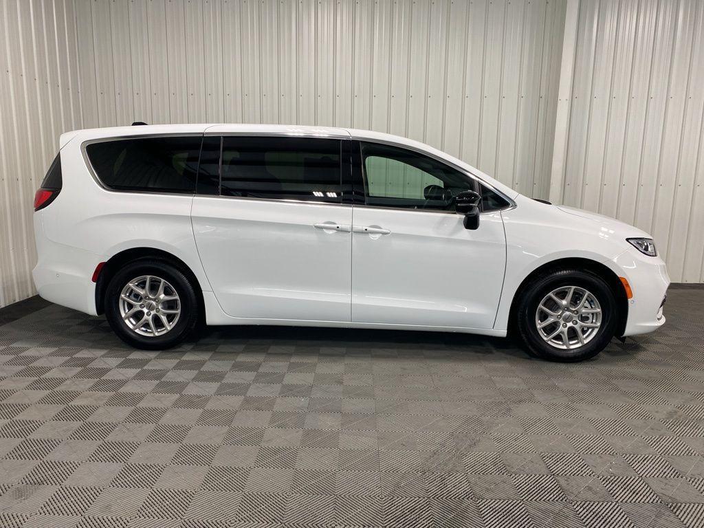 new 2025 Chrysler Pacifica car, priced at $38,927