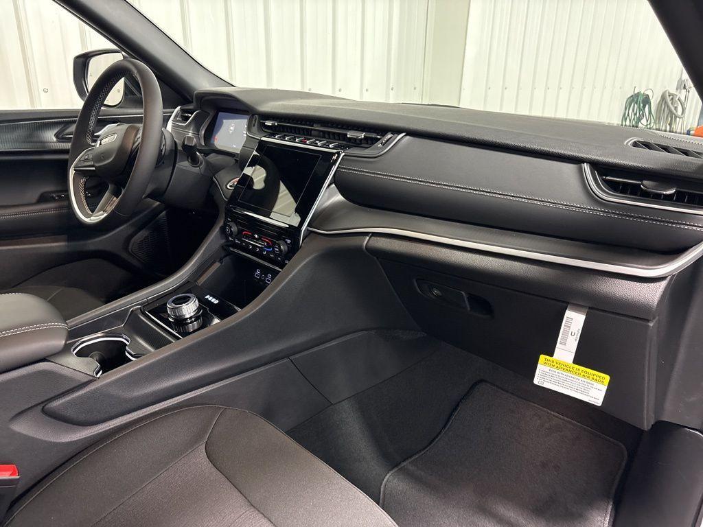 new 2025 Jeep Grand Cherokee car, priced at $41,229