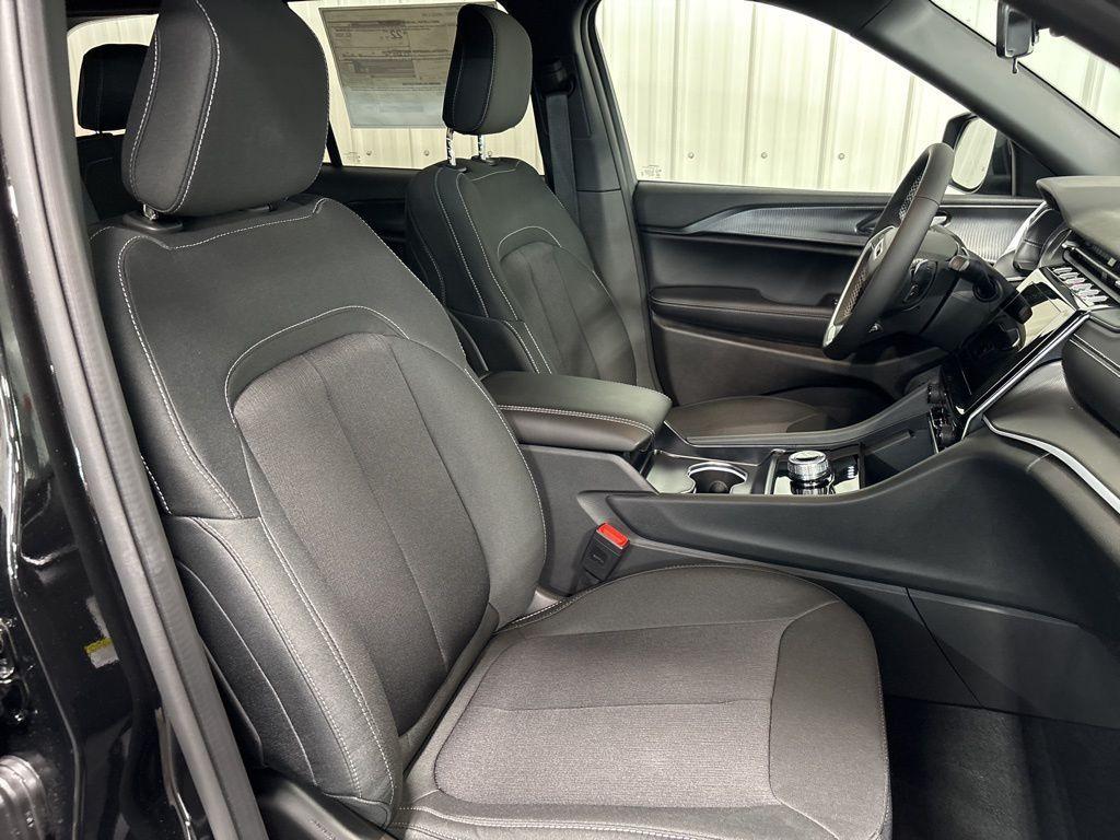 new 2025 Jeep Grand Cherokee car, priced at $40,665