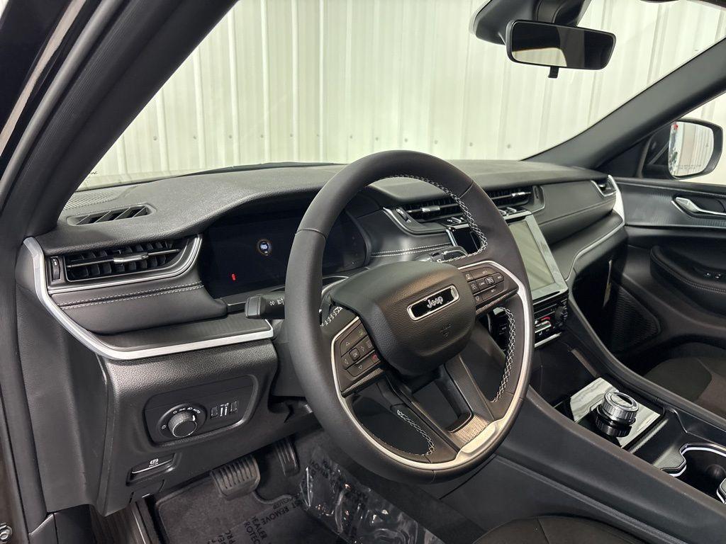 new 2025 Jeep Grand Cherokee car, priced at $40,665