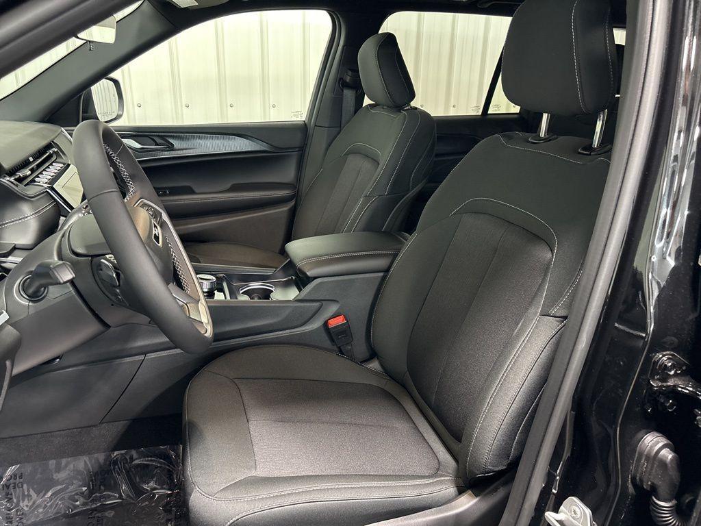 new 2025 Jeep Grand Cherokee car, priced at $40,665