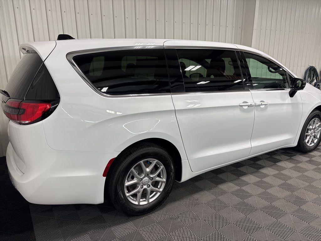 new 2026 Chrysler Pacifica car, priced at $45,568