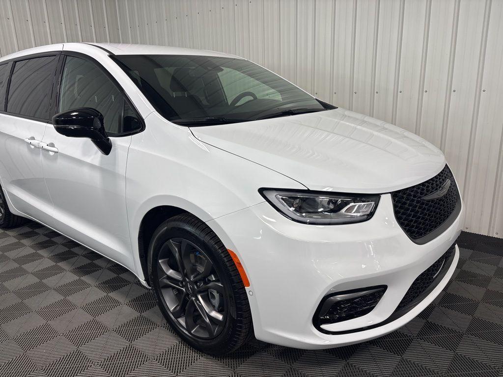 new 2026 Chrysler Pacifica car, priced at $45,523