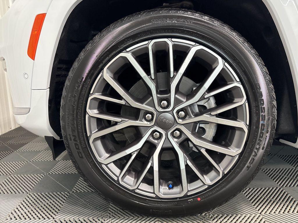 new 2025 Jeep Grand Cherokee L car, priced at $69,674