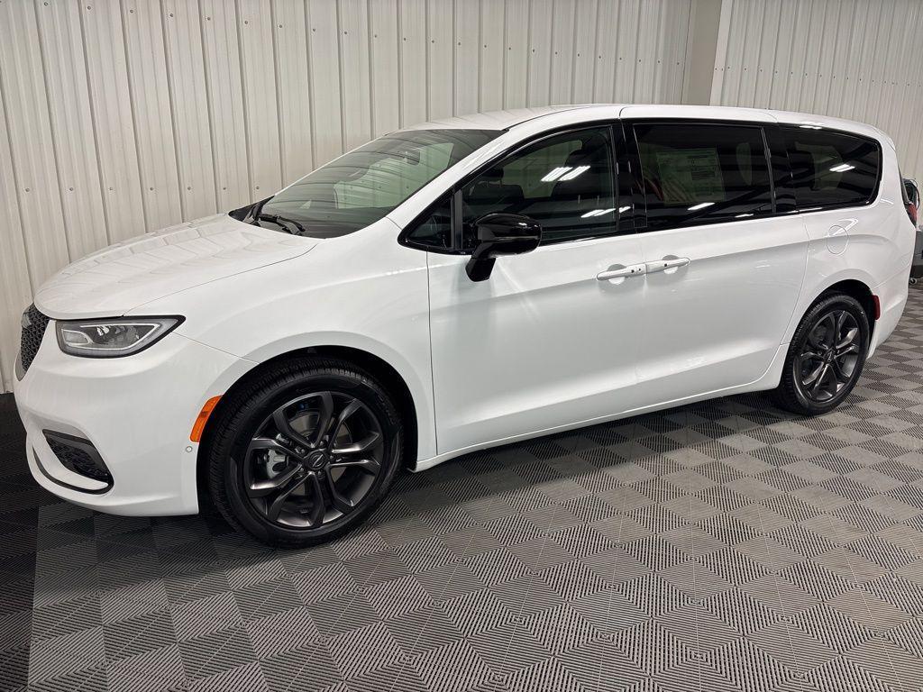 new 2026 Chrysler Pacifica car, priced at $46,184
